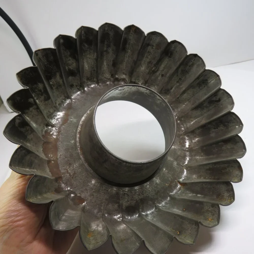 Vintage Turk's Head (or Gugelhupf) metal cake mold /lots of Patina 8